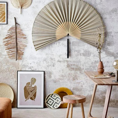éventail pour décoration murale sur un mur effet béton