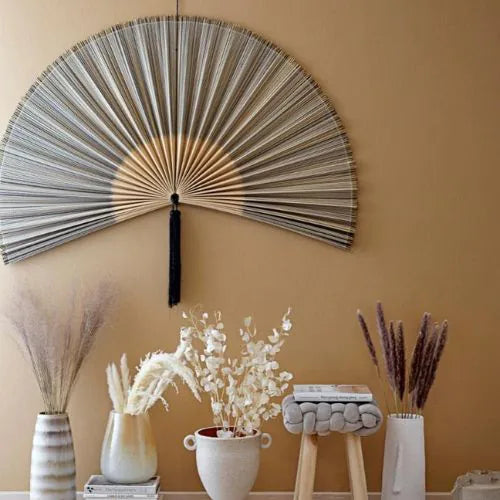 éventail décoration murale avec des objets de déco