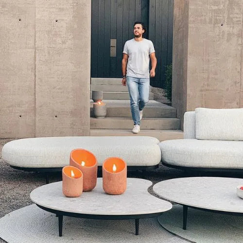 lot de trois bougies d'extérieure couleur terracotta sur une table basse