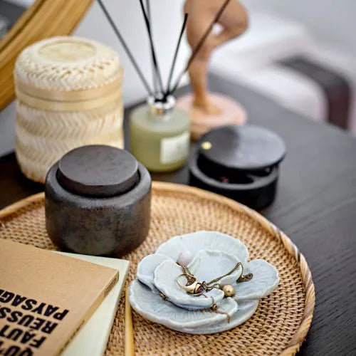 Table avec des objets de décoration d'intérieure dont un bocal marron