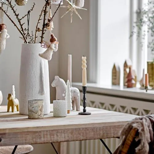 bougie rose en paraffine sur une table dans le salon