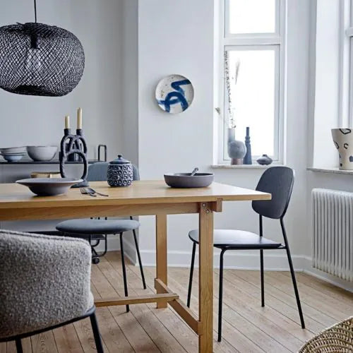 bougeoir noir posé sur une table à manger