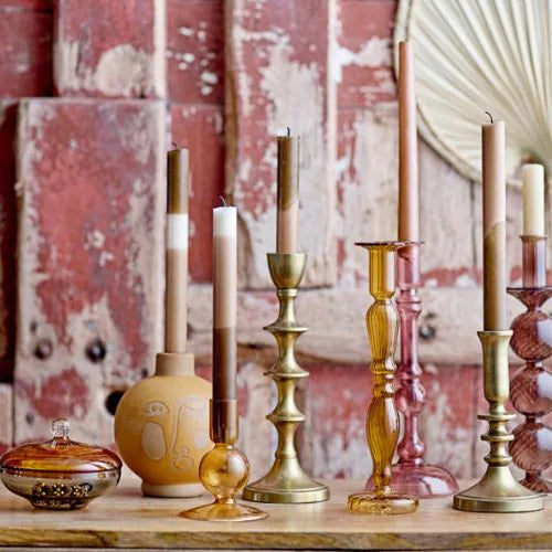 plusieurs bougies en dégradé de marron dans leur chandelier
