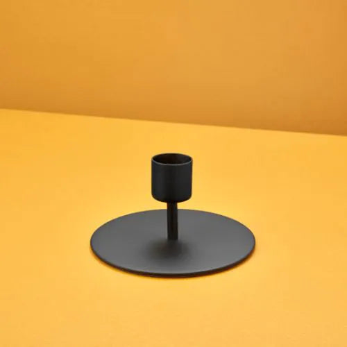 Petit bougeoir noir sur fond jaune