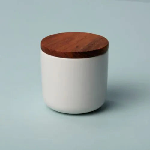 petit pot en grès blanc avec son couvercle en bois d'acacia sur fond bleu