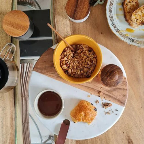 planche ronde en marbre et bois pour petit déjeuner sur une table