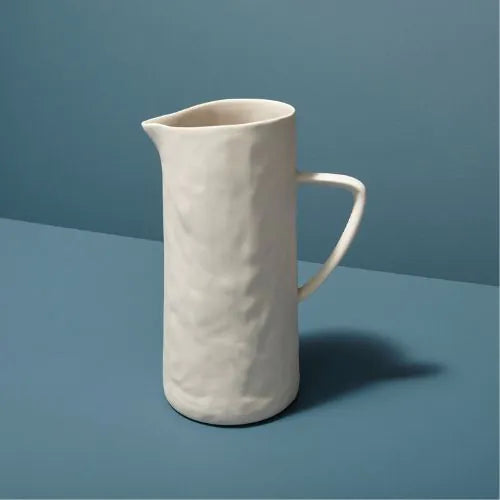 grand pichet en grès blanc sur fond bleu