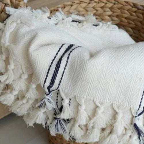 plaid blanc en coton dans sa panière