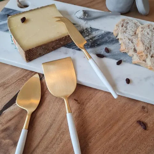 Planche blanche avec trois couverts blanc et or
