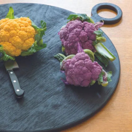 grande planche à découper en bois de manguier avec des fleurs décorative dessus