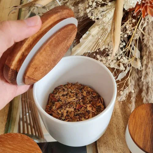 pot en grès blanc avec son couvercle en bois ouvert montrant le contenu du pot