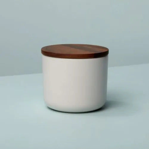 pot en grès blanc avec son couvercle en bois d'acacia sur fond bleu