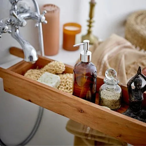 bouteille de savon liquide dans une salle de bain