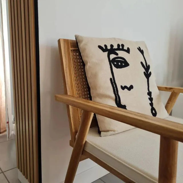 Chaise en bois avec un coussin