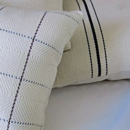 deux housses de coussin en coton de la marque Pillow
