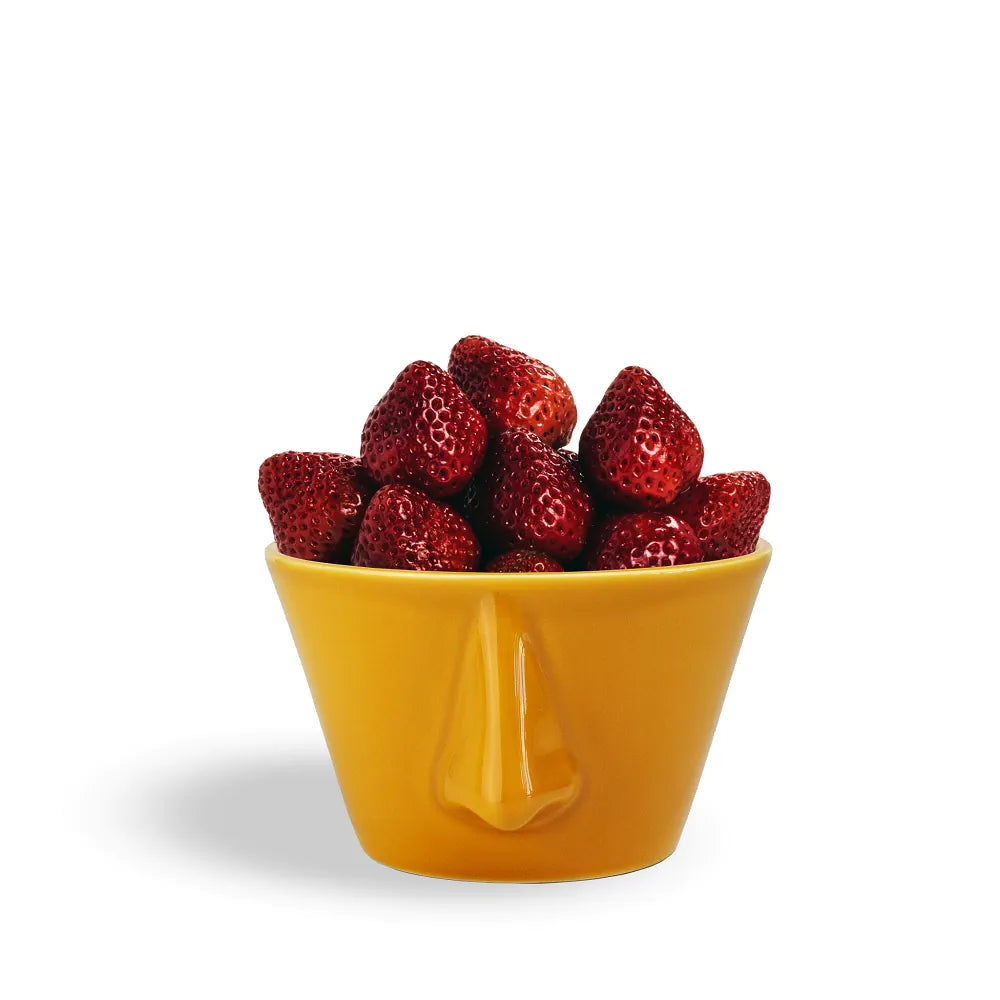 Bol jaune avec des fraises dedans