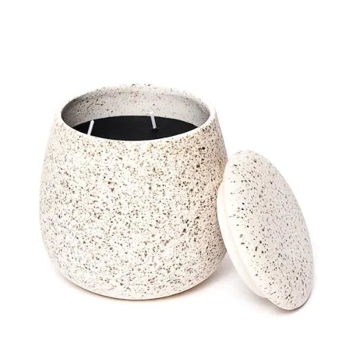 bougie d'intérieure blanche en céramique avec un couvercle de la marque Spotty