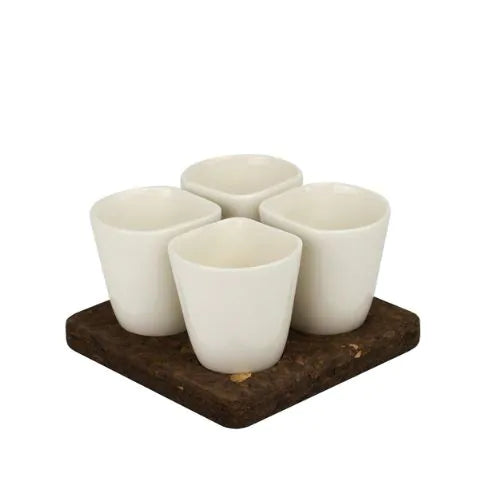 quatre tasses à café blanches sur un dessous de plat