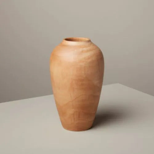 vase en bois de manguier vide posé sur une table grise