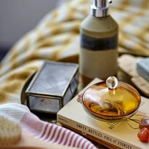 boite à bijoux ramiel box en verre sur un table avec une nappe à coté de livres