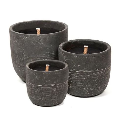 trois bougies d'extérieur grise foncé avec trois dimensions différentes sur fond blanc