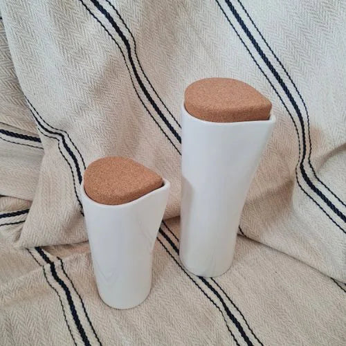 deux pichets type vase de couleur blanche avec leurs bouchons en liège