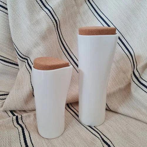 deux pichets type vase blanc avec leurs bouchons en liège
