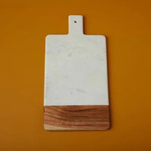 planche rectangulaire marbre blanc et bois sur fond orange