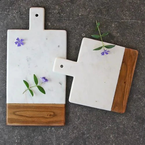 deux planches rectangulaire marbre blanc et bois d'acacia avec une petite fleur dessus