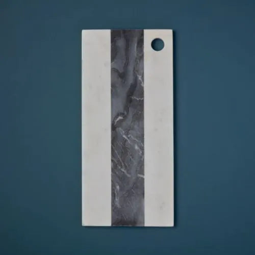 grand planche rectangulaire en marbre gris sur fond bleu