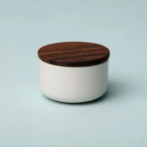 petit pot en grès blanc avec son couvercle en bois d'acacia sur fond bleu
